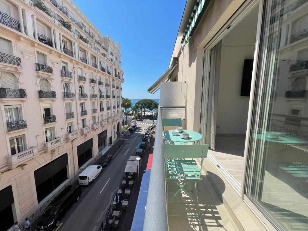 " Pasteur " CityCenter - Terrasse - Congres - VUE MER - Elégant في كان: اطلالة على شارع من شرفة مبنى