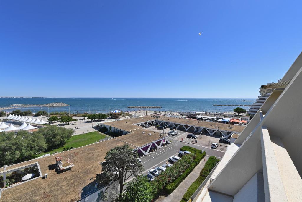 - une vue sur un parking depuis le bâtiment dans l'établissement Appartement 1ère ligne Centre Ville calme vue mer - Accès direct à la plage, à La Grande Motte