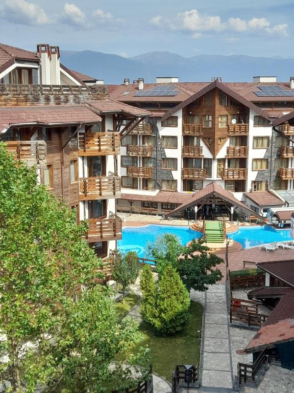 - une vue sur un hôtel avec 2 piscines dans l'établissement Belvedere Holiday Club H80, à Bansko