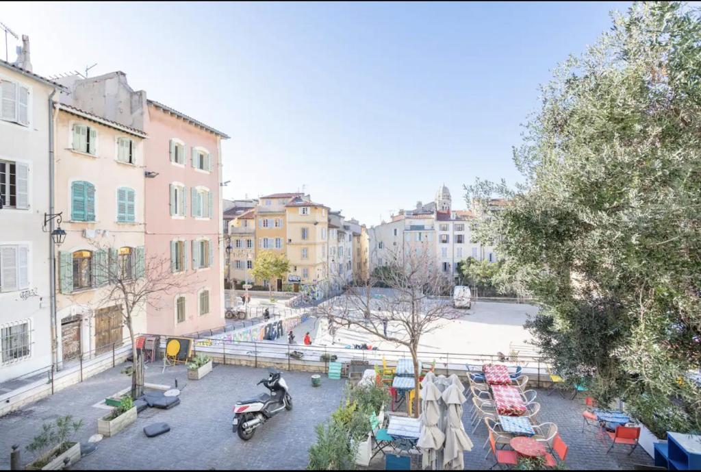 une vue d'une ville avec des bâtiments et une rue dans l'établissement Appartement cosy au coeur du panier, à Marseille