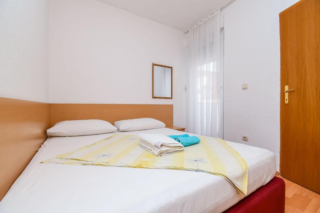 Postel nebo postele na pokoji v ubytování Apartments Jakov