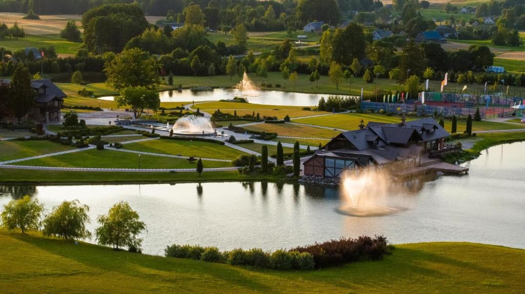 BalkasodisRoyal Horse Resort的一个有大湖的公园的鸟瞰图