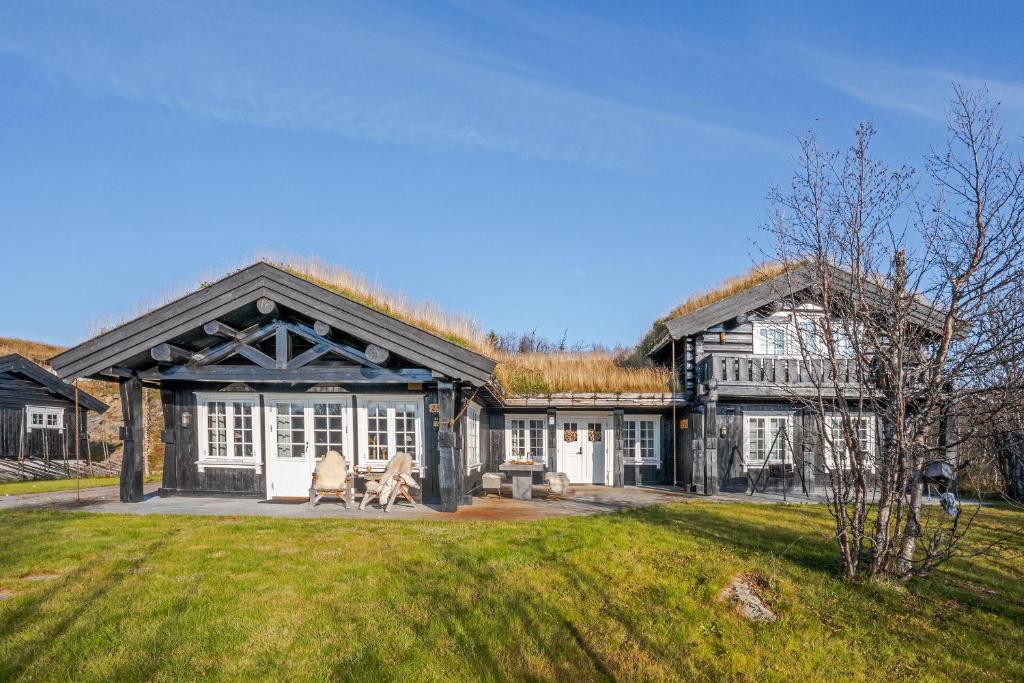 a large house with a grass roof at Tovebu Superior 9-sengshytte in Geilo