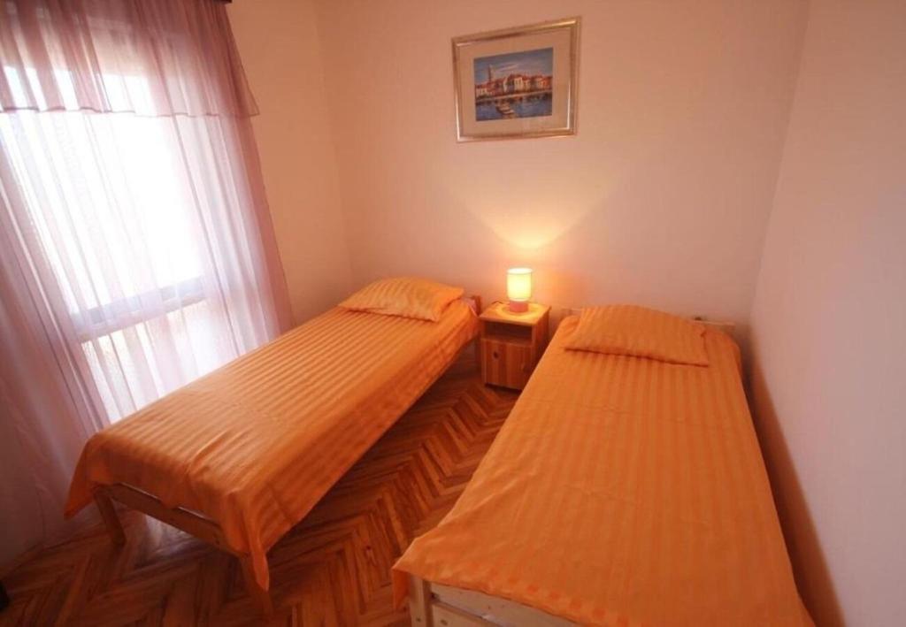 Łóżko lub łóżka w pokoju w obiekcie Apartments Andrija