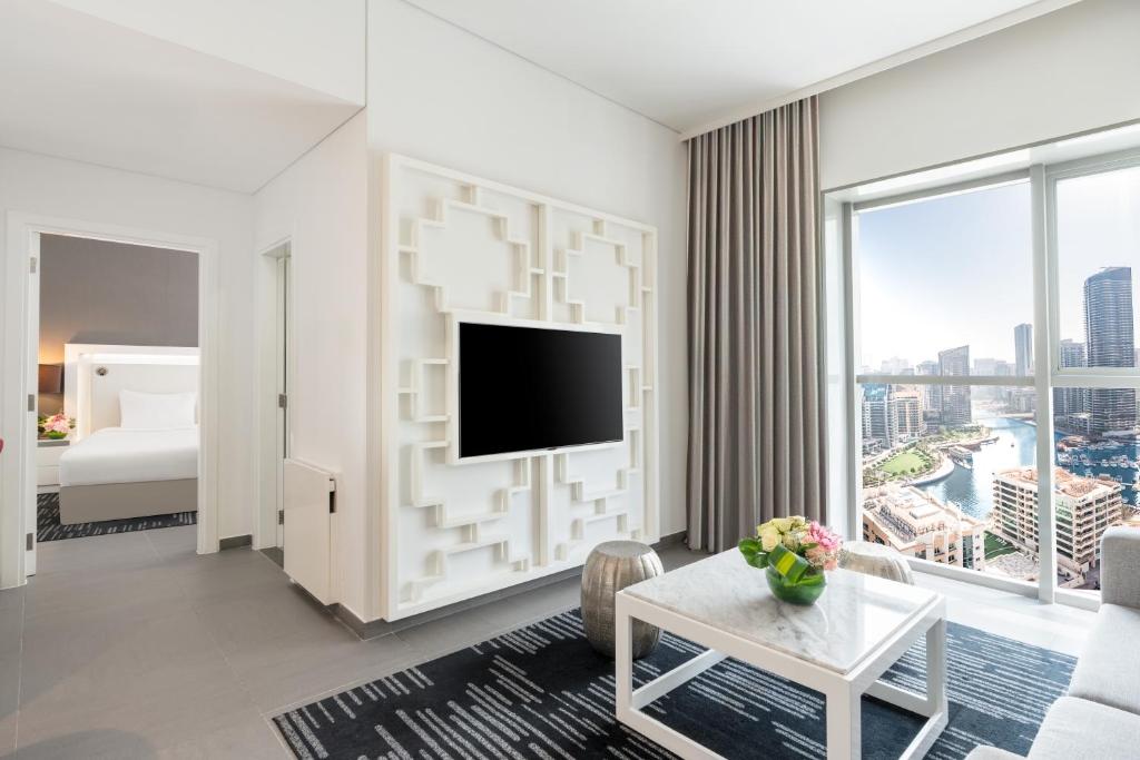 Uma TV ou centro de entretenimento em The First Collection Dubai Marina