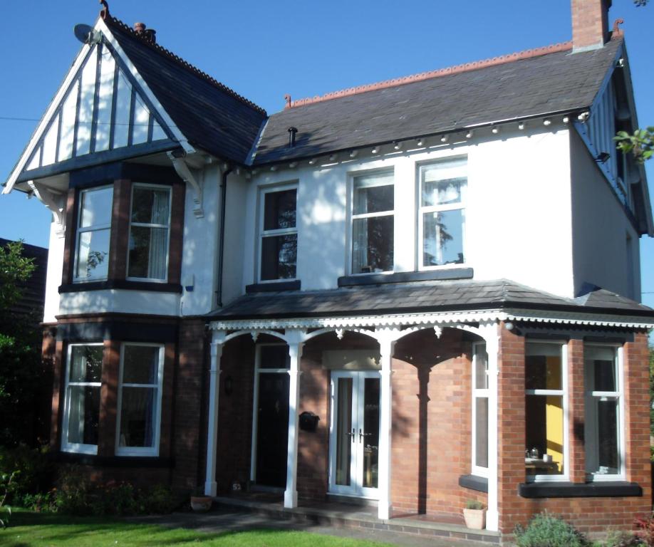 un ejemplo de una casa con salón acristalado en The Hive at 52 en Northwich