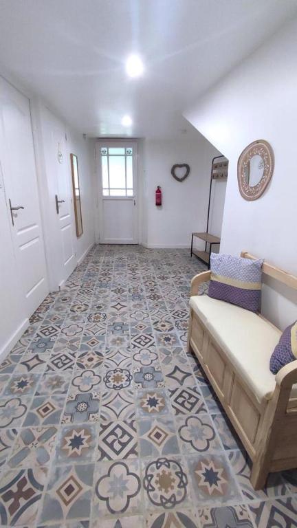 - un salon avec un canapé et du carrelage dans l'établissement O naturel, à Buzancy