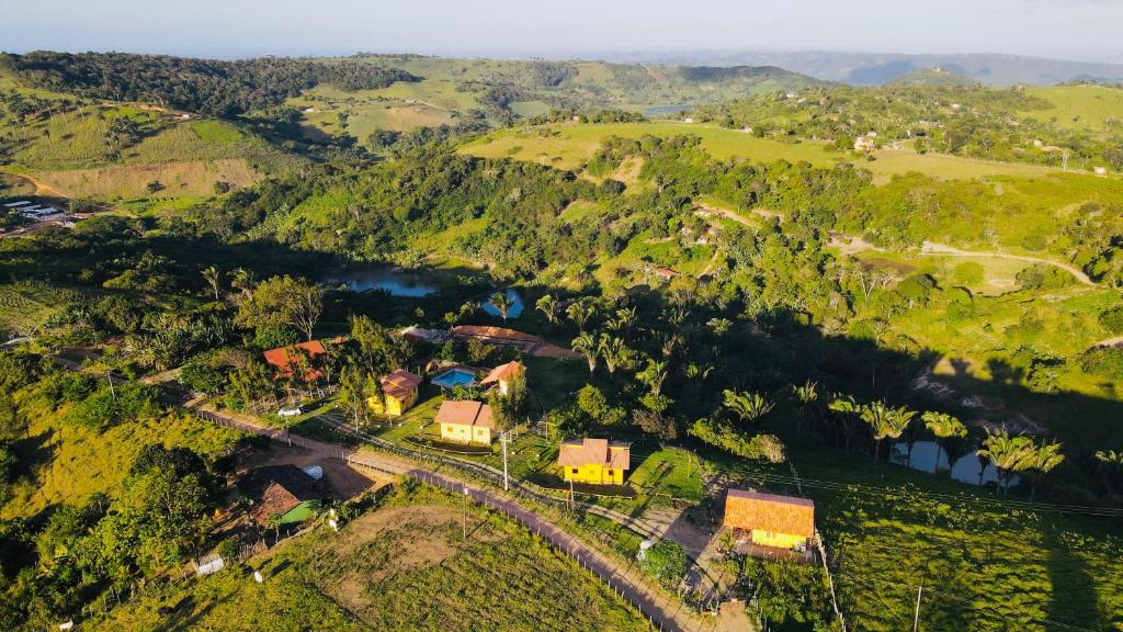 eine Luftansicht eines Dorfes auf einem Hügel mit einem Fluss in der Unterkunft Chalés Samambaia 1 in Bananeiras