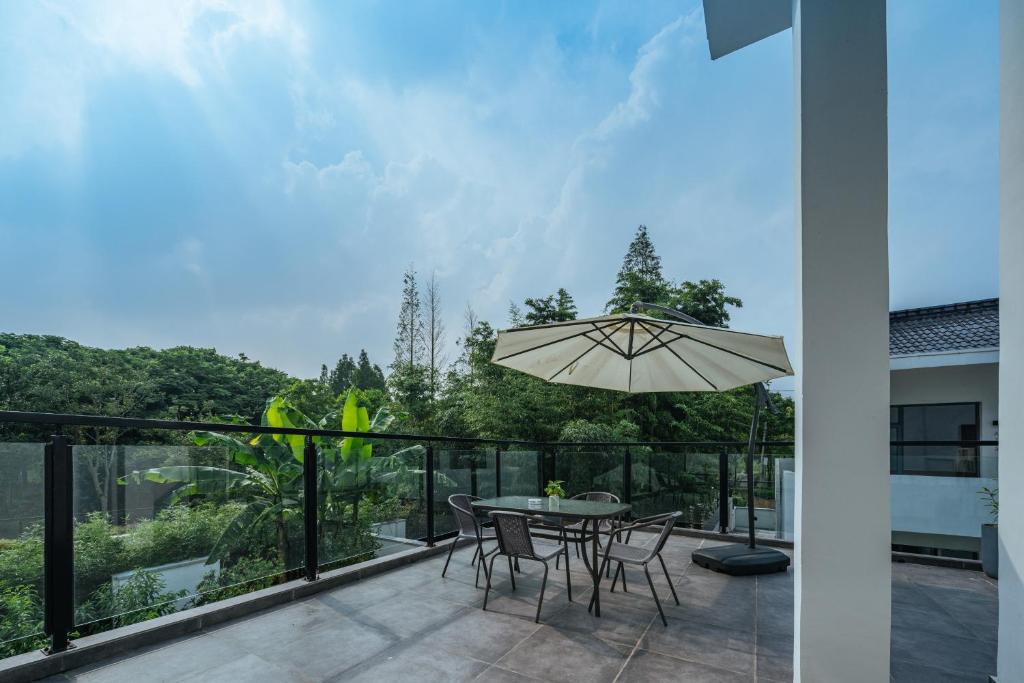 Balkón nebo terasa v ubytování Yinshu Lunasvilla Courtyard Garden Resort Hotel