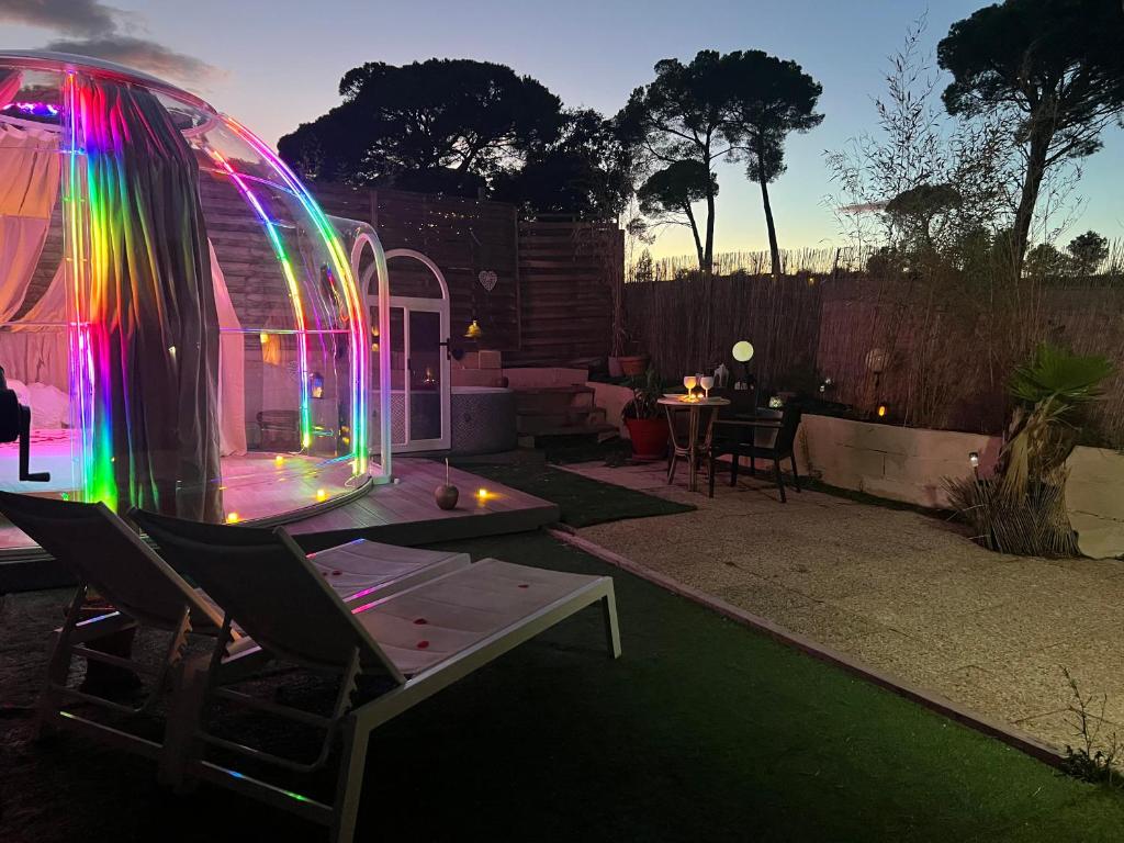une maison igloo avec des lumières dans une arrière-cour dans l'établissement Bulle insolite avec jacuzzi privé - Nature & romantisme a Fréjus, à Fréjus
