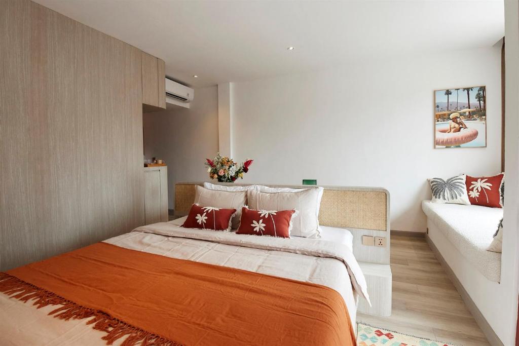 Postel nebo postele na pokoji v ubytování NEON ROSE Motel