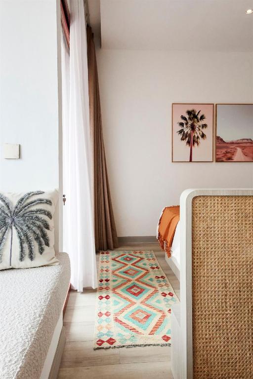 Postel nebo postele na pokoji v ubytování NEON ROSE Motel
