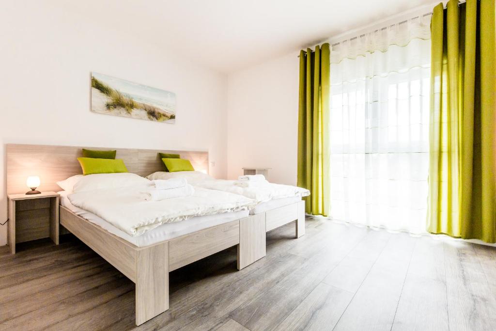 1 Schlafzimmer mit 2 Betten und einem großen Fenster in der Unterkunft Hotel Anna Hilden in Hilden