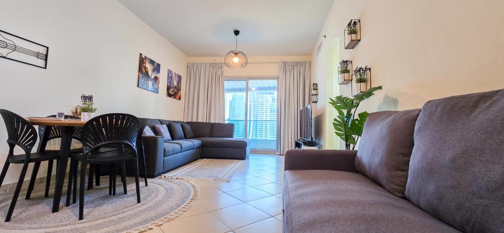 Posezení v ubytování Spacious 2 Bed Apt at Marina High Floor