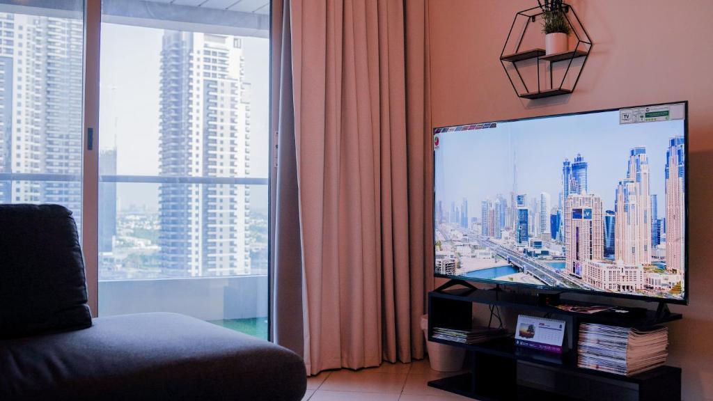 TV a/nebo společenská místnost v ubytování Spacious 2 Bed Apt at Marina High Floor
