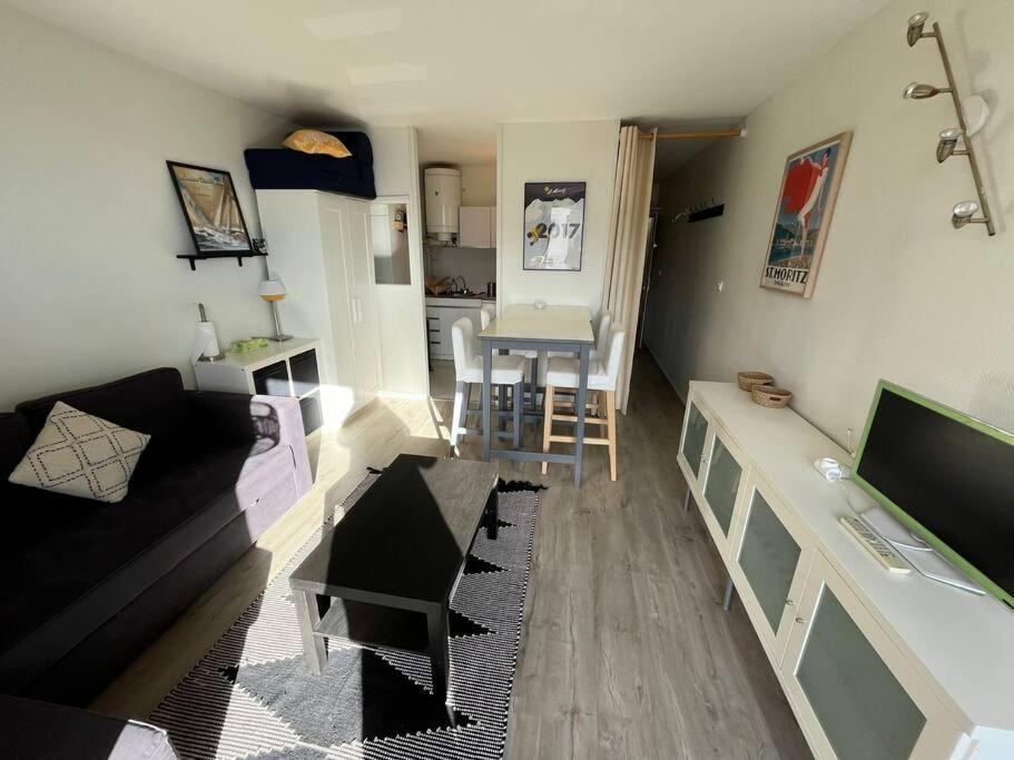 un salon avec un canapé et une table dans l'établissement Studio Armazan F, à Saint-Lary-Soulan