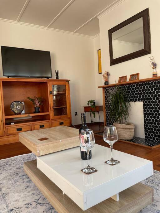 Watts, A Cosy Escape - Resim 1