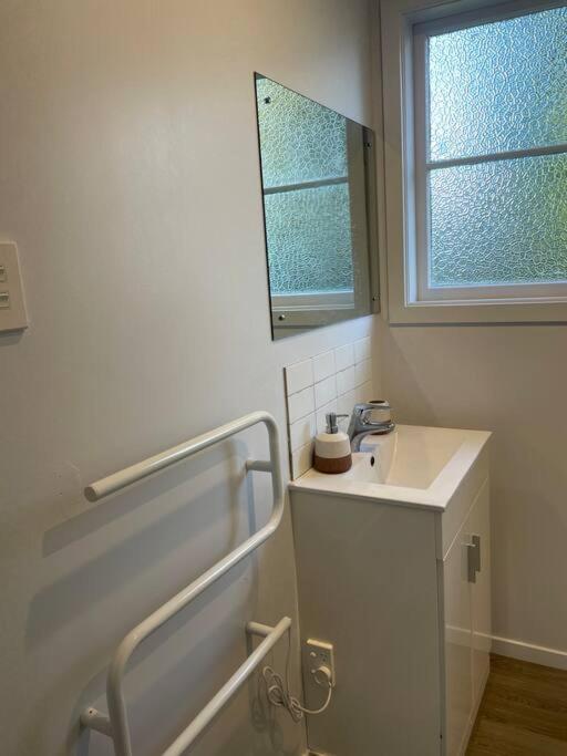 Watts, A Cosy Escape - Resim 3