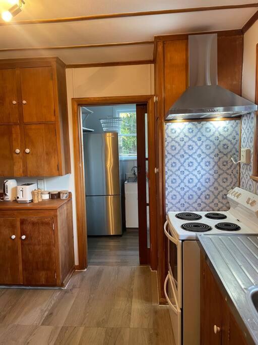 Watts, A Cosy Escape - Resim 4