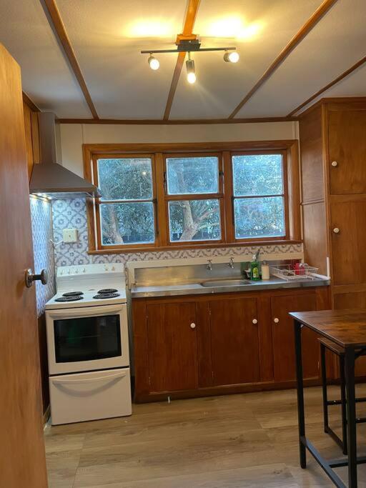 Watts, A Cosy Escape - Resim 22