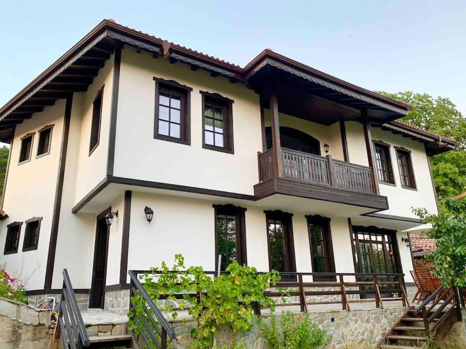 Large Cosy House by a Forest - Treehouse, BBQ, Fireplace & Mountain - Hizvo