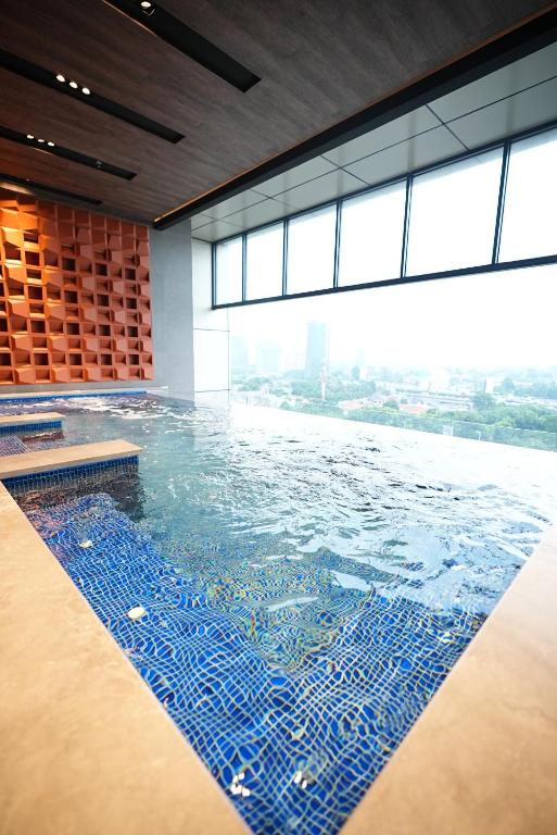 La alberca dentro o cerca de Southgate Residence Pasar Minggu with Pool View