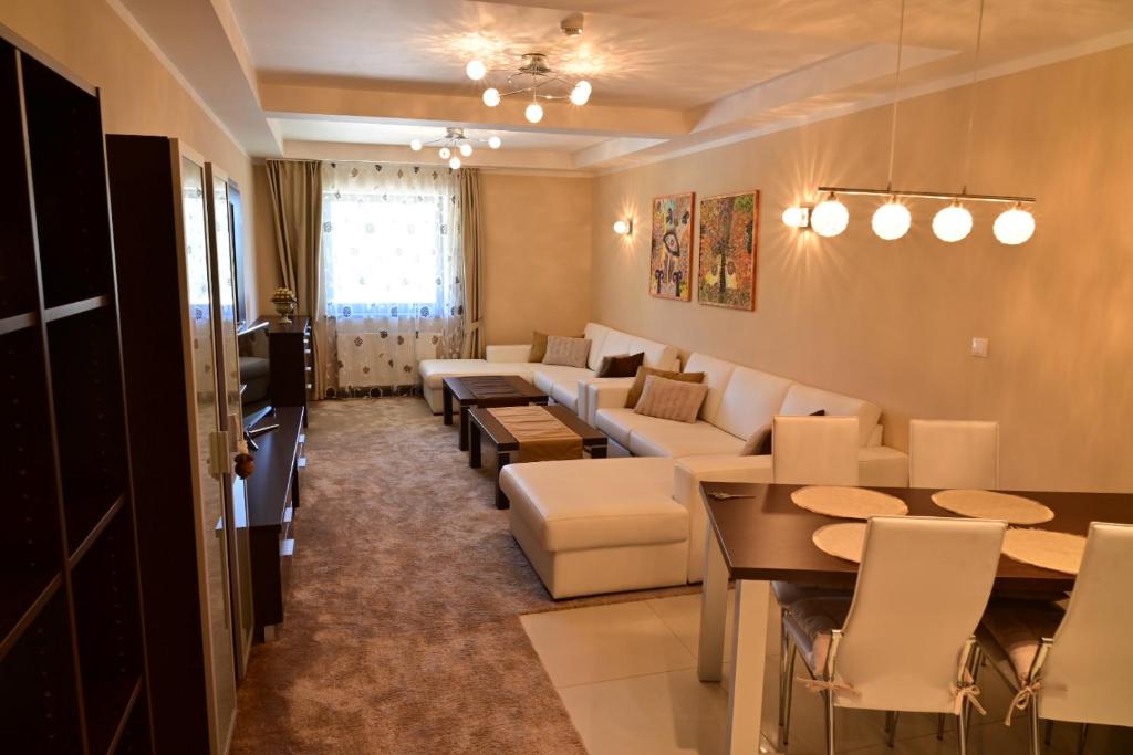 Posedenie v ubytovaní Luxusný apartmán v Hoteli Panorama s výhľadom na hory