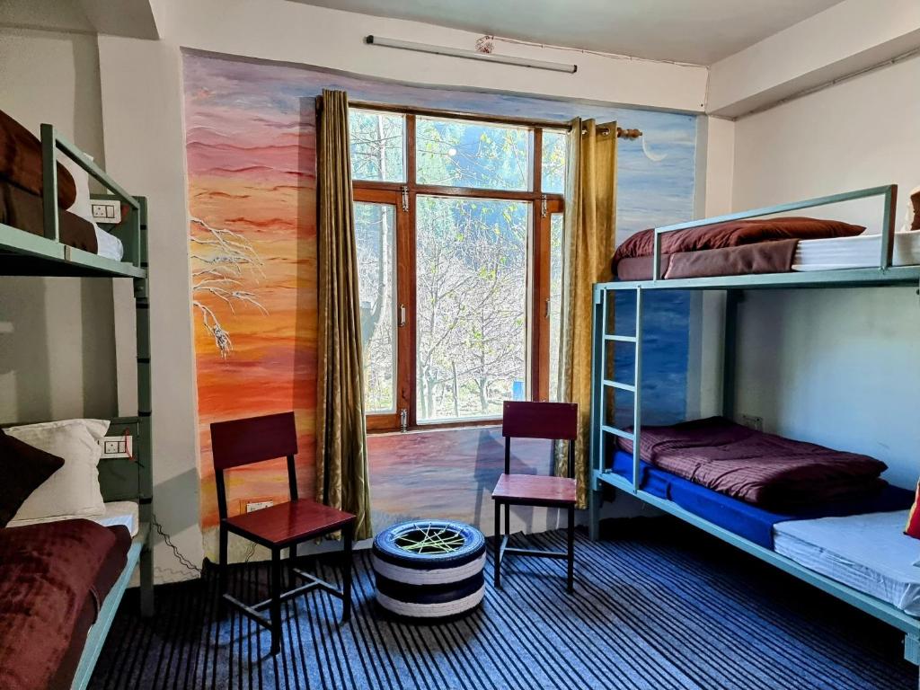 Postel nebo postele na pokoji v ubytování The Bunker Burwa Manali