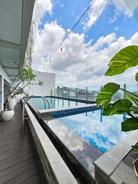 Bazén v ubytování Hotel Fortunagrande Jember nebo v jeho okolí