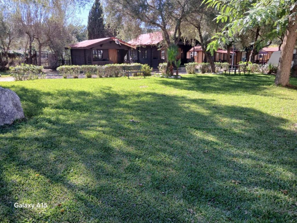 Κήπος έξω από το Camping los Gazules