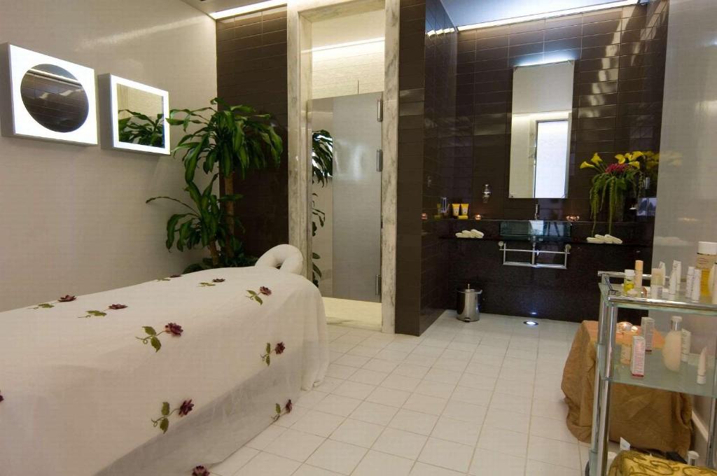 Postel nebo postele na pokoji v ubytování Waldorf Astoria Jeddah - Qasr Al Sharq