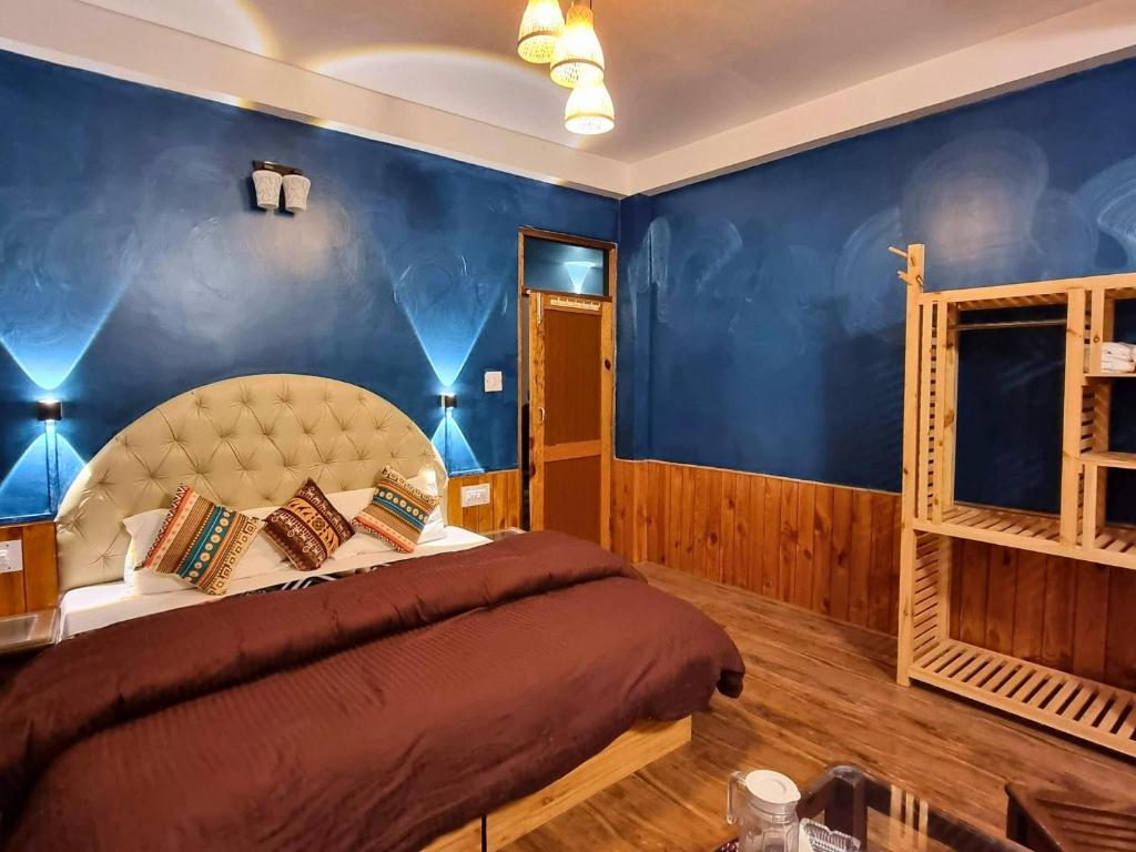 Postel nebo postele na pokoji v ubytování The Bunker Burwa Manali