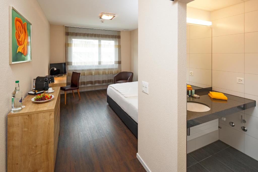 Postel nebo postele na pokoji v ubytování Villmergen Swiss Quality Hotel