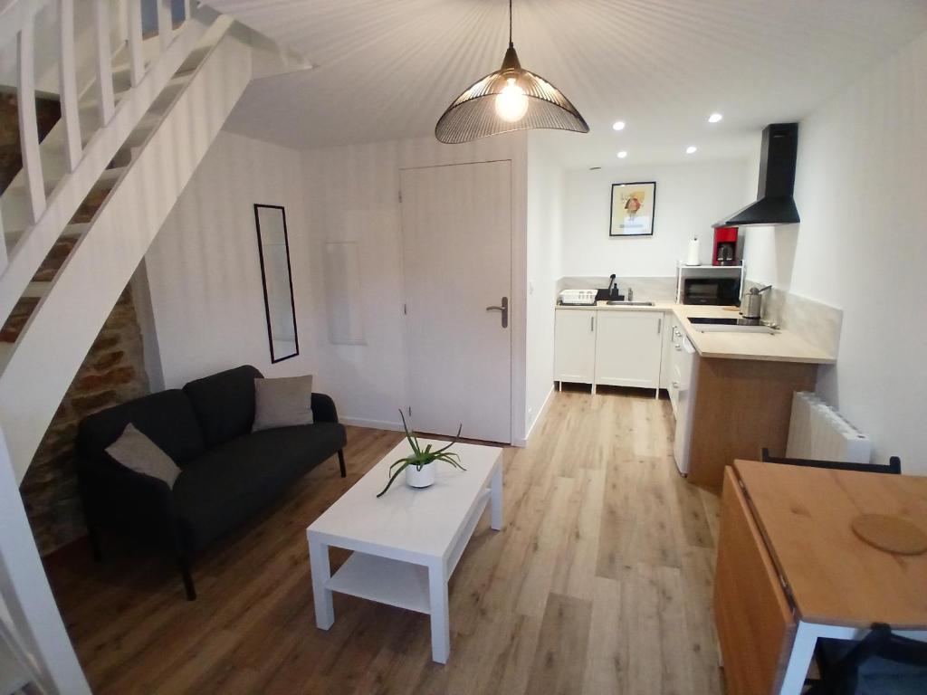 un salon avec un canapé et une table dans l'établissement Studio avec terrasse, à Herbignac