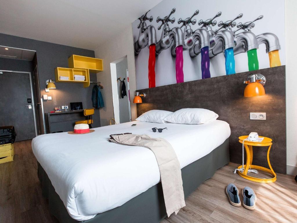 Postel nebo postele na pokoji v ubytování ibis Styles Vierzon