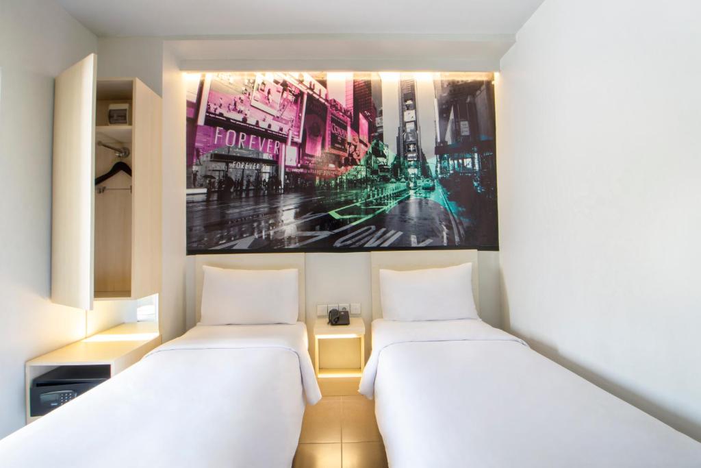 Postel nebo postele na pokoji v ubytování Cleo Hotel Jemursari Surabaya