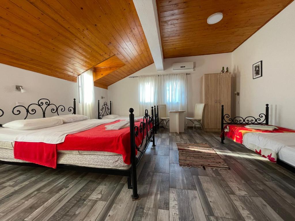 Postel nebo postele na pokoji v ubytování Skadar Lake Family Resort