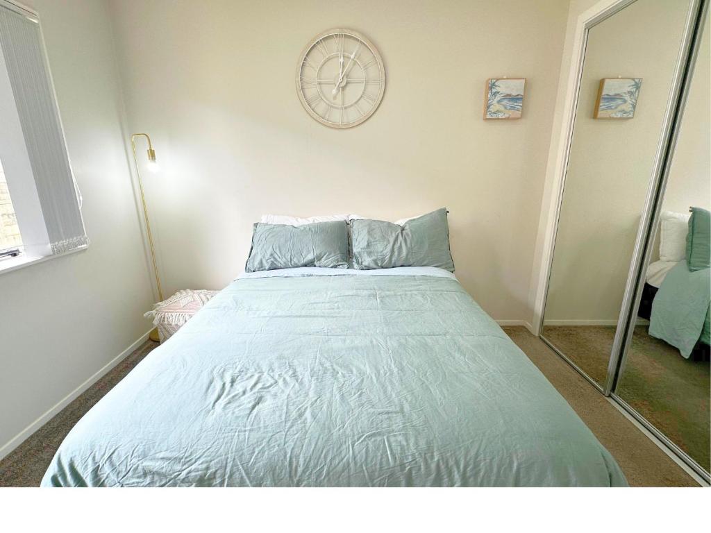Postel nebo postele na pokoji v ubytování Bright&Cozy Room - Homestay style - On street parking only