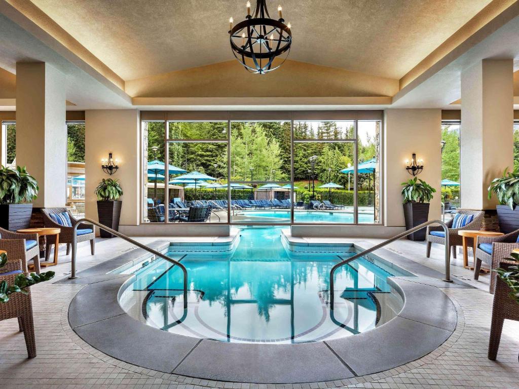 Bazén v ubytování Fairmont Chateau Whistler nebo v jeho okolí