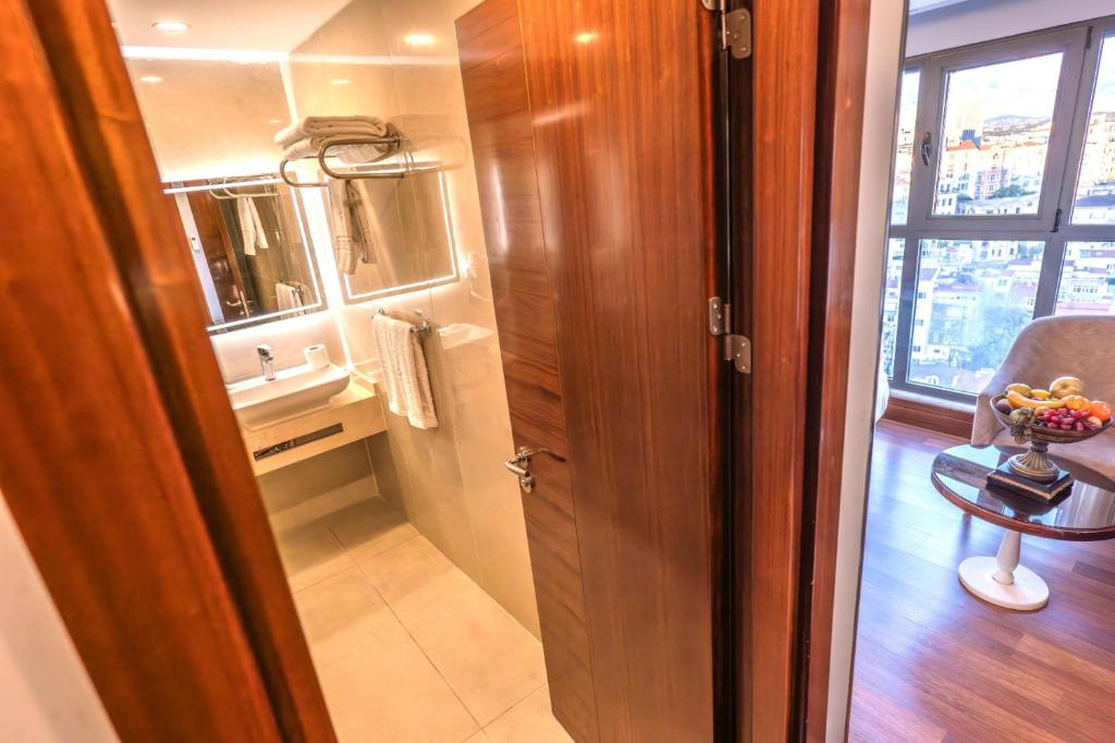 A bathroom at Grand Star Hotel Premium