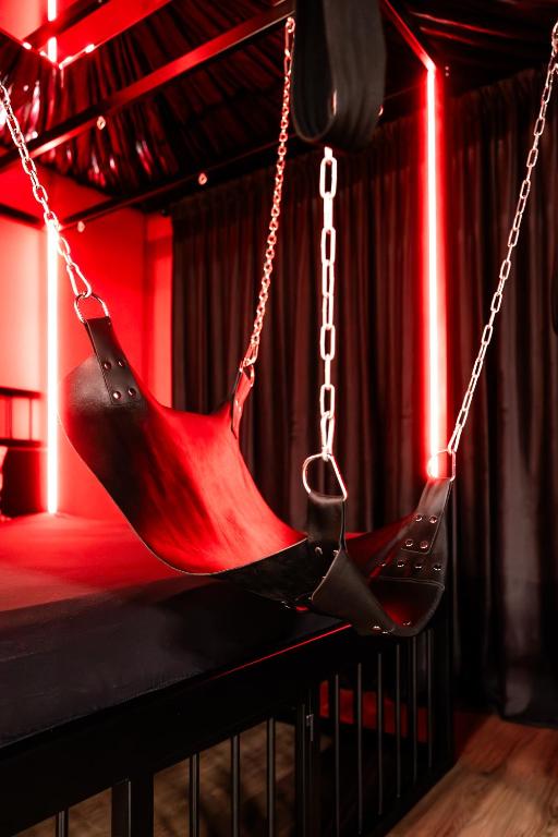 It uslubidagi fotosuratda katta osilgan kokrak va eshaklar