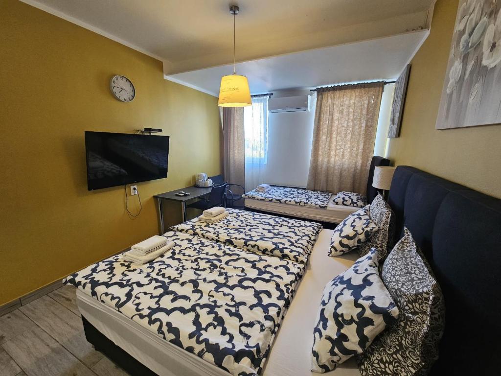 Royal Apartments & Rooms - Triple Room