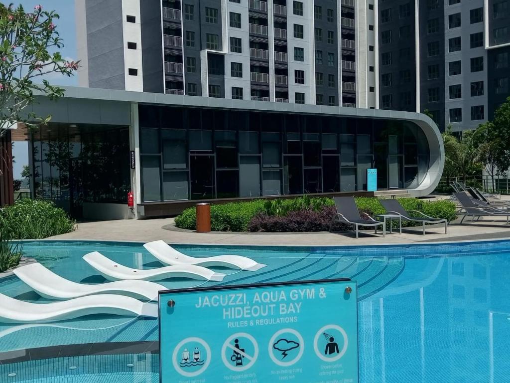 Bazén v ubytování KaiSplash Splashmania Gamuda Cove nebo v jeho okolí