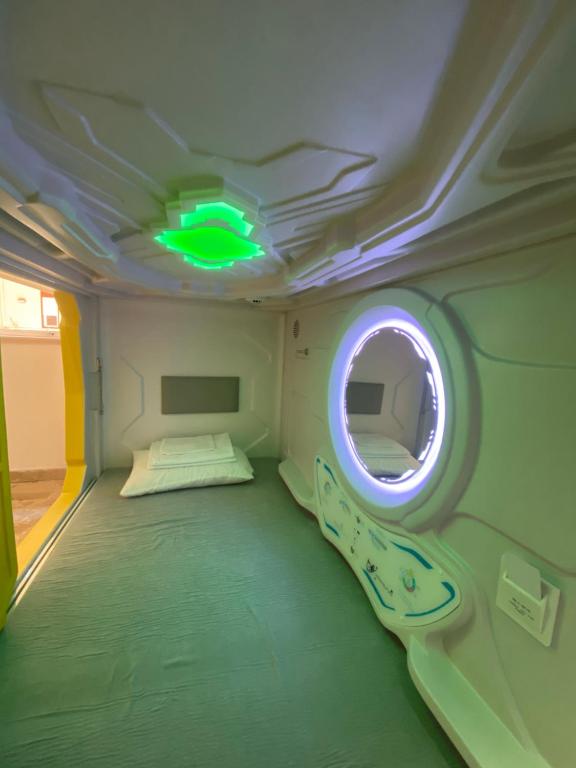 Postel nebo postele na pokoji v ubytování Mermaid Space Capsule Hostel Palermo