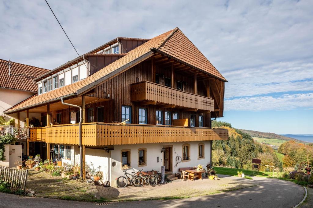 Una casa grande con balcón y bicicletas aparcadas afuera. en Ringlihof, en Horben