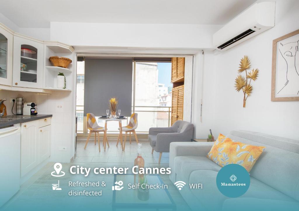 un salon avec un canapé et une table dans l'établissement Hypercentre - Plage - Croisette - Palais - CJ, à Cannes