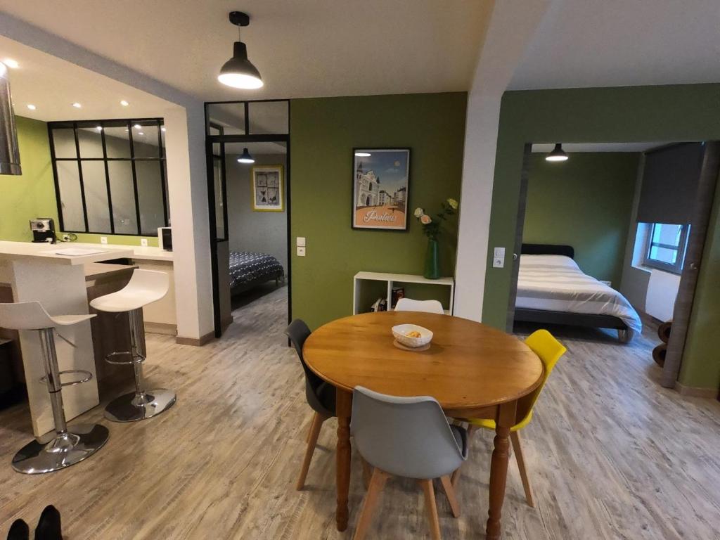 une chambre avec une table et une chambre avec un lit dans l'établissement Le Solférino, cosy town centre with car park, à Poitiers