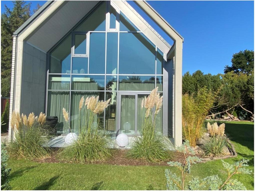 Happynest في زنغست: منزل به نوافذ زجاجية كبيرة من جهه