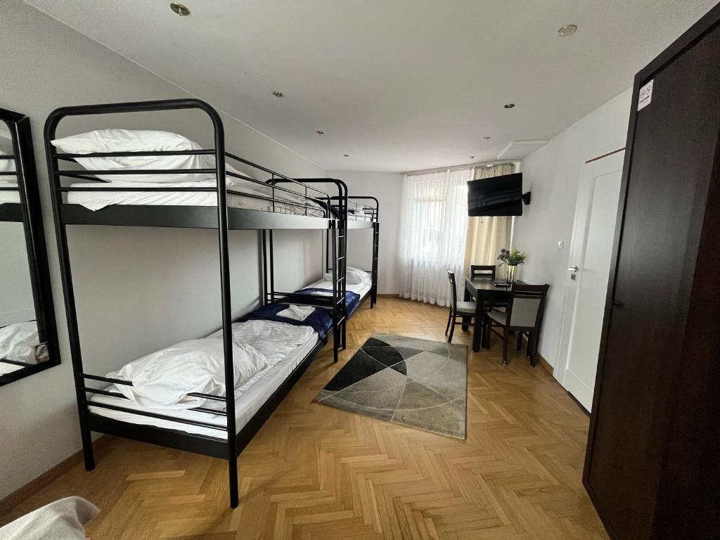 Posteľ alebo postele v izbe v ubytovaní Hostel & Restauracja Santorini