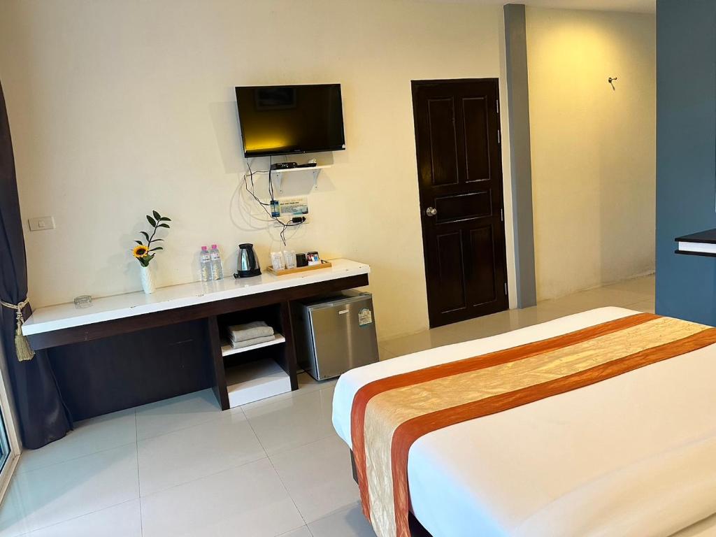 Postel nebo postele na pokoji v ubytování Gypsy Sea View Resort- Phi Phi Island